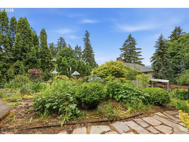 6717 OAKRIDGE Dr, Gladstone, OR 97027