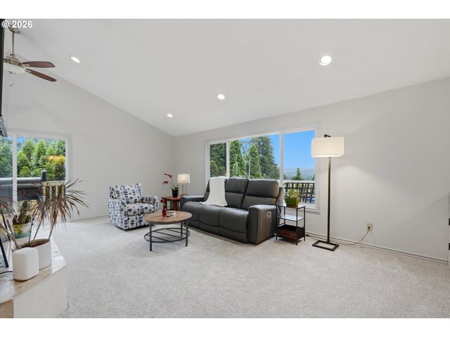 6717 OAKRIDGE Dr, Gladstone, OR 97027