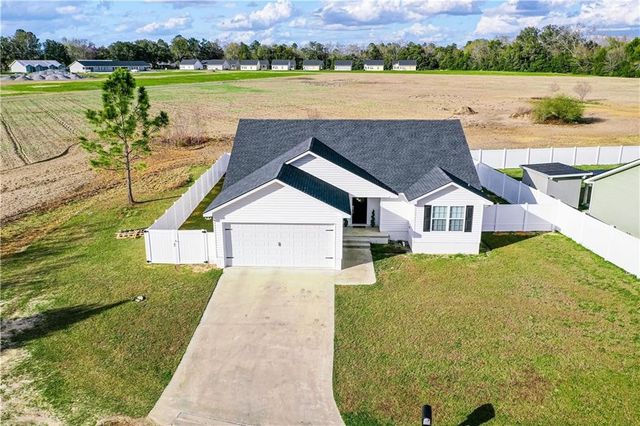 594 Pinehurst Drive, Blackshear, GA 31516