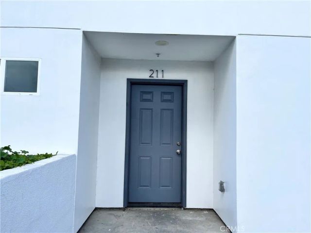 211 W 43rd, Los Angeles, CA 90037
