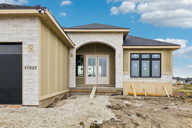 17527 North Valley Drive, Urbandale, IA 50323