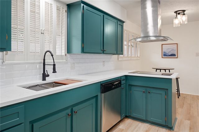 502 Meadowbrook Dr, Corpus Christi, TX 78412