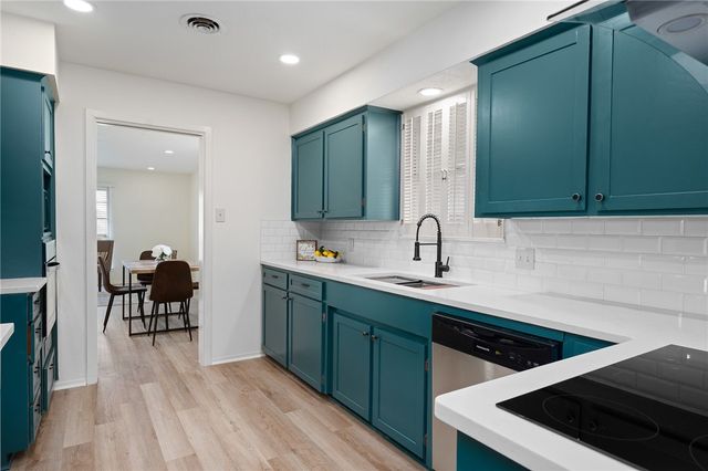 502 Meadowbrook Dr, Corpus Christi, TX 78412