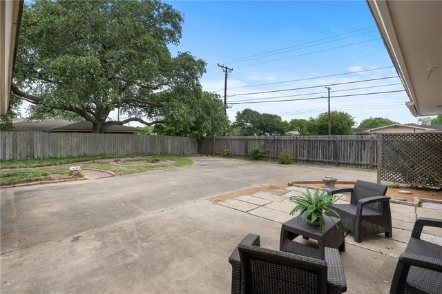 502 Meadowbrook Dr, Corpus Christi, TX 78412