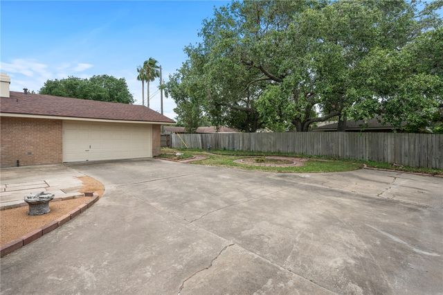 502 Meadowbrook Dr, Corpus Christi, TX 78412