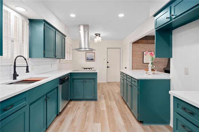 502 Meadowbrook Dr, Corpus Christi, TX 78412