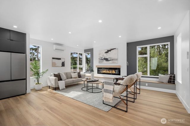 1212 NE 100th Street, Seattle, WA 98125