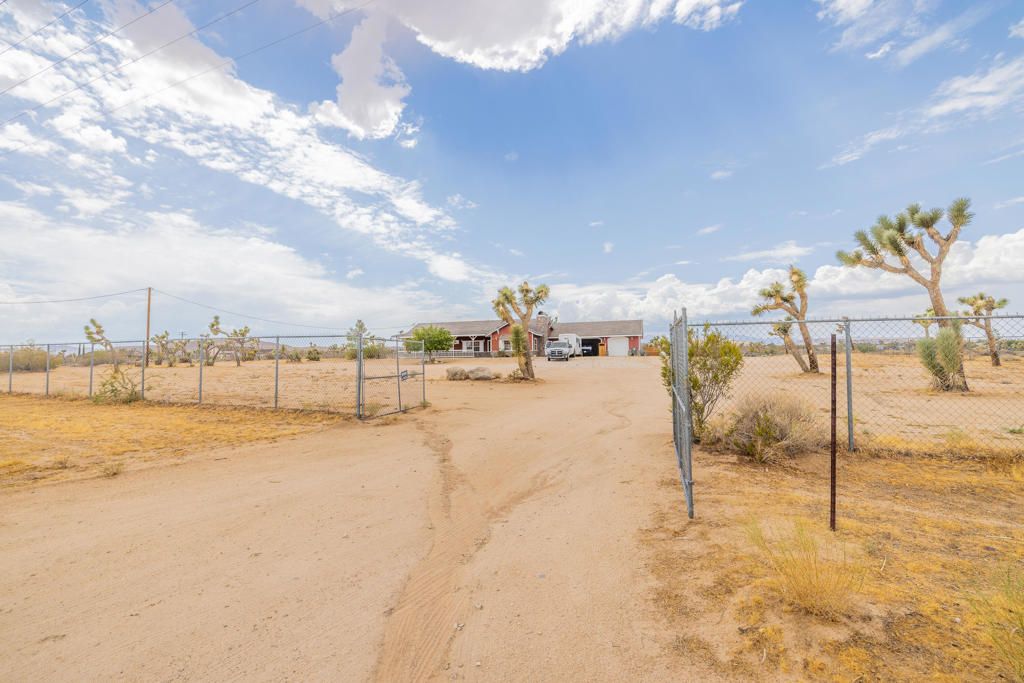 Image 2 of property listing at 4224 Yucca Mesa Road, Yucca Valley, CA 92284