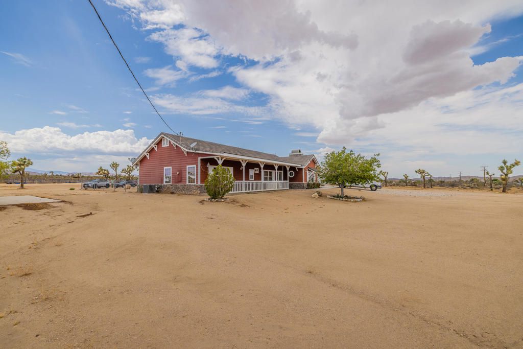 Image 27 of property listing at 4224 Yucca Mesa Road, Yucca Valley, CA 92284