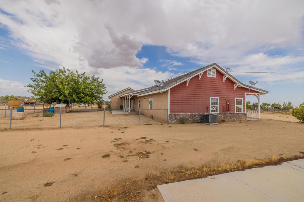 Image 29 of property listing at 4224 Yucca Mesa Road, Yucca Valley, CA 92284