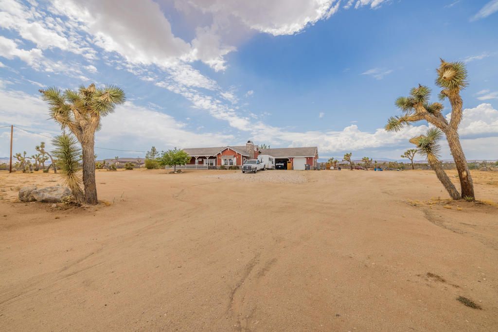 Image 3 of property listing at 4224 Yucca Mesa Road, Yucca Valley, CA 92284