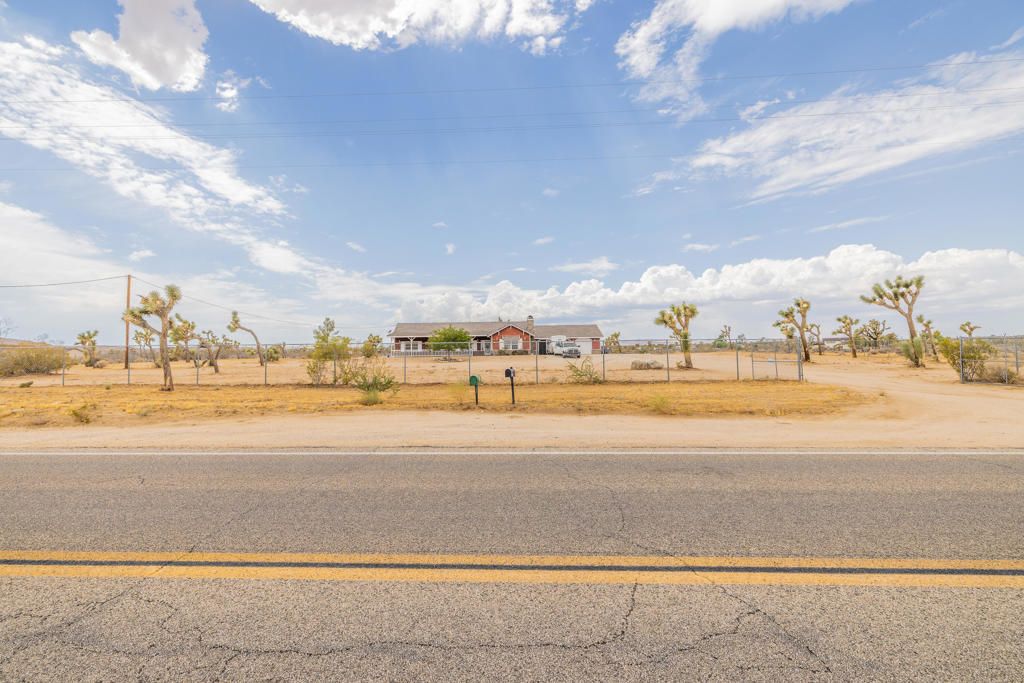 Image 34 of property listing at 4224 Yucca Mesa Road, Yucca Valley, CA 92284