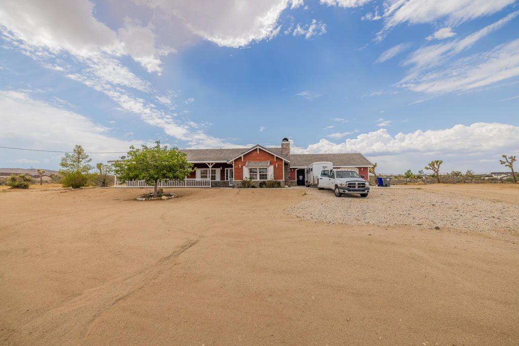 Image 4 of property listing at 4224 Yucca Mesa Road, Yucca Valley, CA 92284