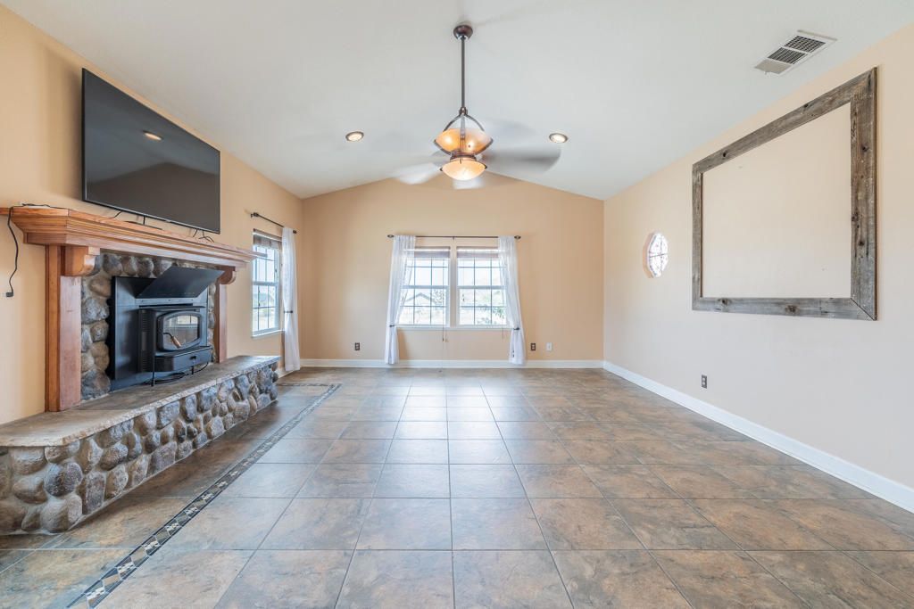 Image 6 of property listing at 4224 Yucca Mesa Road, Yucca Valley, CA 92284