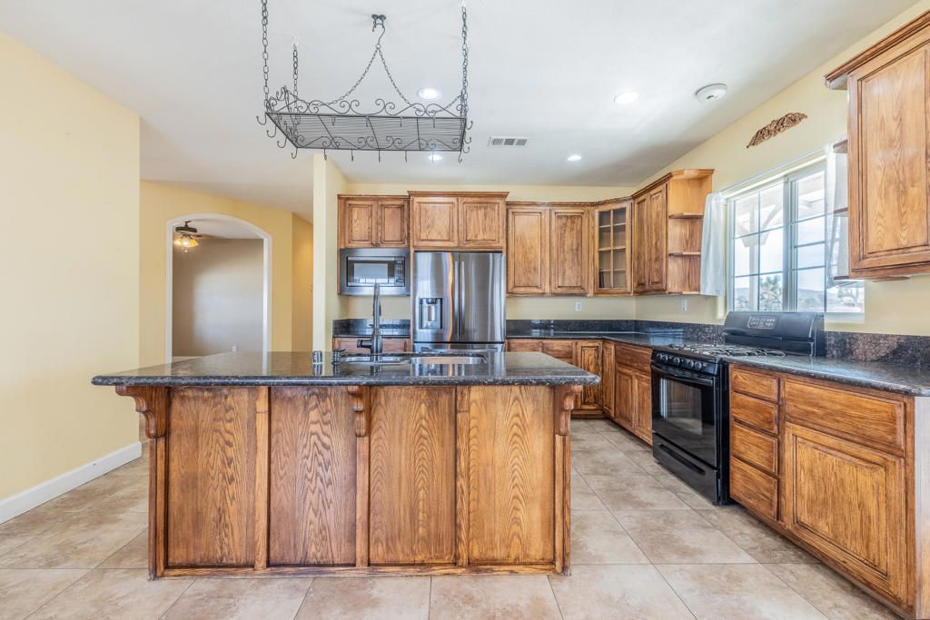 Image 9 of property listing at 4224 Yucca Mesa Road, Yucca Valley, CA 92284