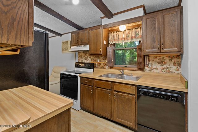 52 Ravine Drive, Matawan, NJ 07747
