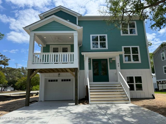 98 SE 43rd Street, Oak Island, NC 28465
