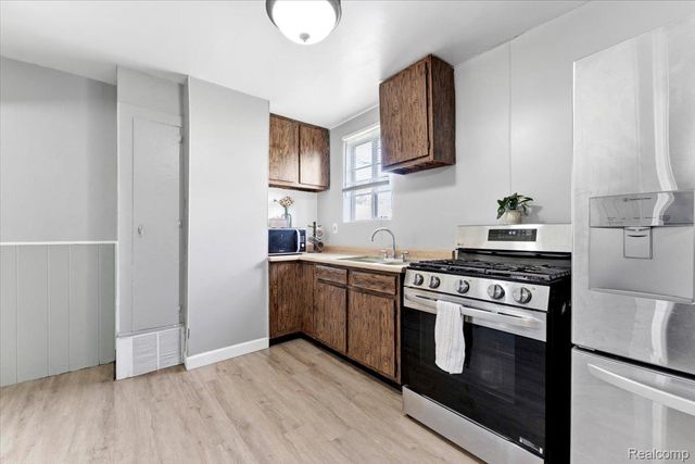 2960 Bailey Avenue, Lincoln Park, MI 48146