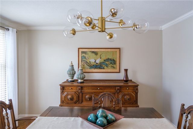 897 MacArthur Dr, Mt Lebanon, PA 15228