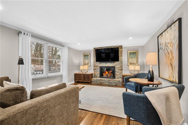 897 MacArthur Dr, Mt Lebanon, PA 15228