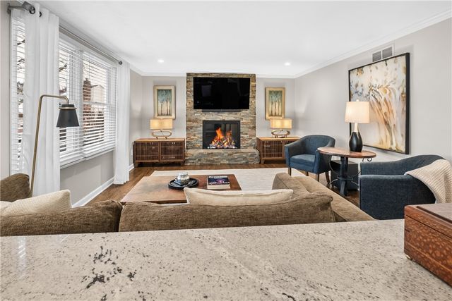 897 MacArthur Dr, Mt Lebanon, PA 15228