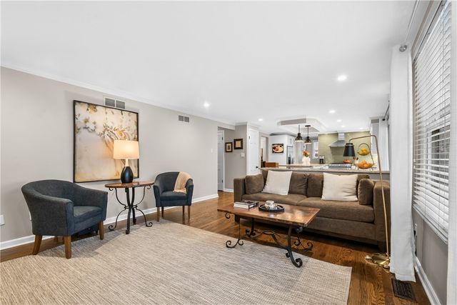 897 MacArthur Dr, Mt Lebanon, PA 15228