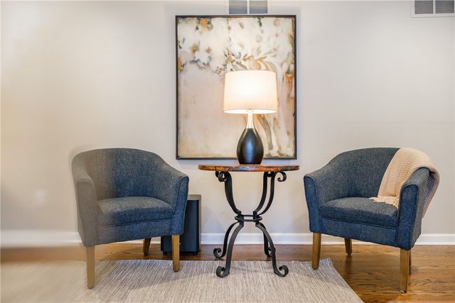 897 MacArthur Dr, Mt Lebanon, PA 15228