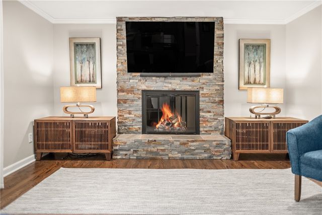 897 MacArthur Dr, Mt Lebanon, PA 15228