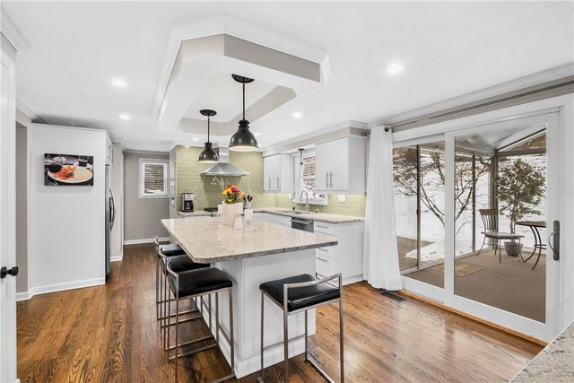 897 MacArthur Dr, Mt Lebanon, PA 15228