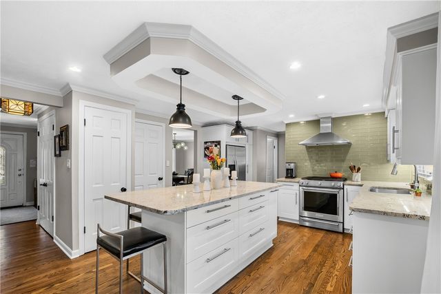 897 MacArthur Dr, Mt Lebanon, PA 15228