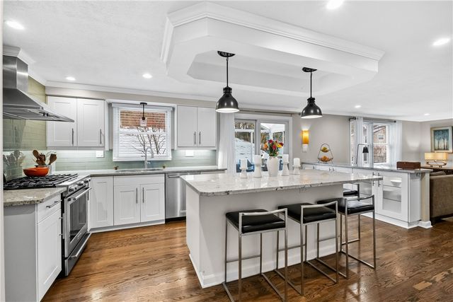 897 MacArthur Dr, Mt Lebanon, PA 15228