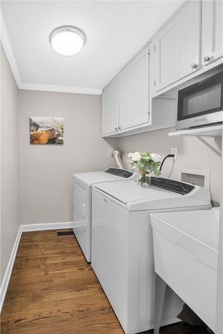 897 MacArthur Dr, Mt Lebanon, PA 15228