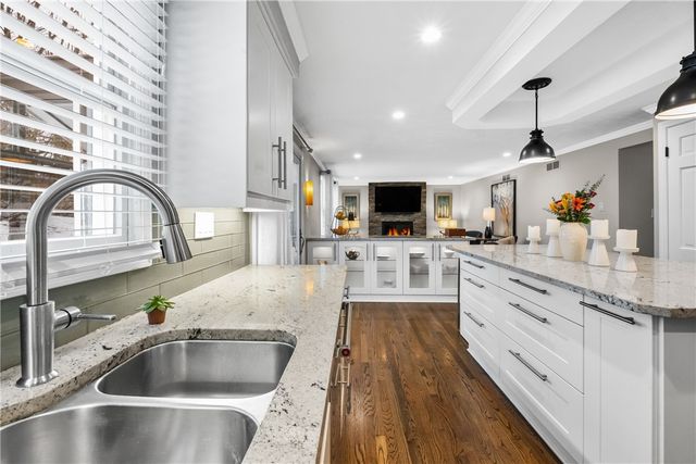 897 MacArthur Dr, Mt Lebanon, PA 15228