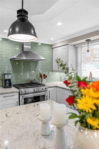 897 MacArthur Dr, Mt Lebanon, PA 15228