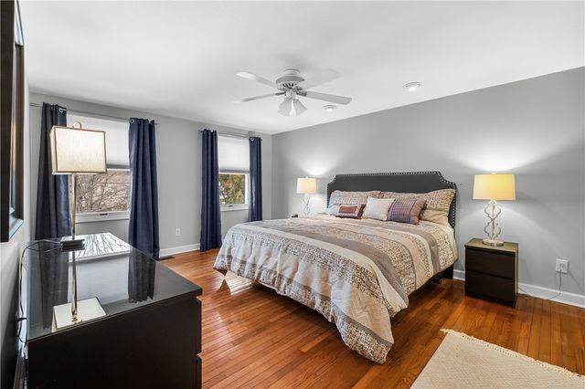 897 MacArthur Dr, Mt Lebanon, PA 15228