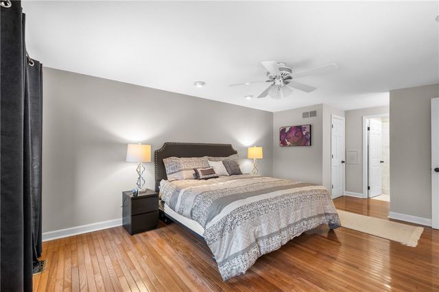 897 MacArthur Dr, Mt Lebanon, PA 15228