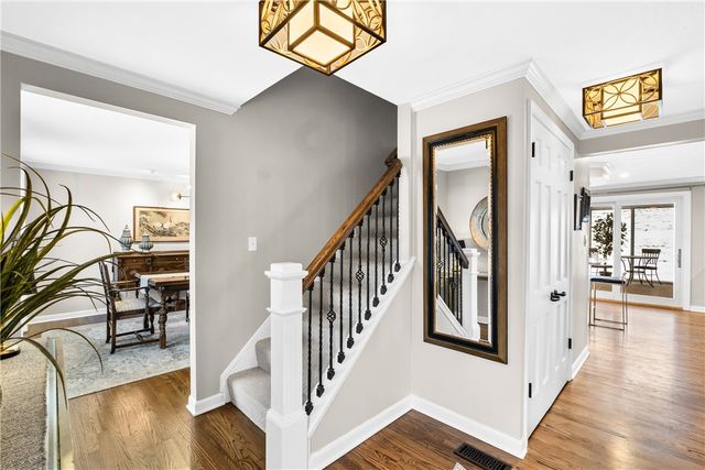 897 MacArthur Dr, Mt Lebanon, PA 15228