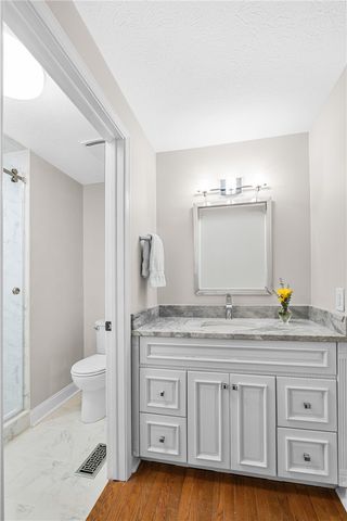 897 MacArthur Dr, Mt Lebanon, PA 15228