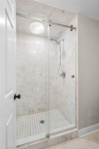 897 MacArthur Dr, Mt Lebanon, PA 15228