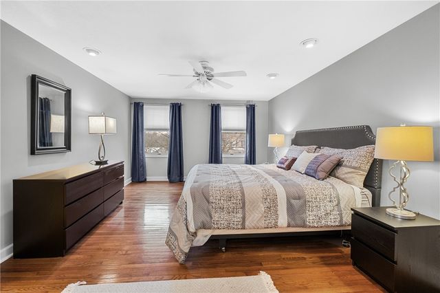 897 MacArthur Dr, Mt Lebanon, PA 15228