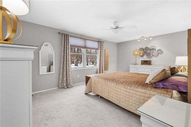 897 MacArthur Dr, Mt Lebanon, PA 15228