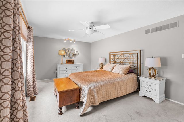 897 MacArthur Dr, Mt Lebanon, PA 15228