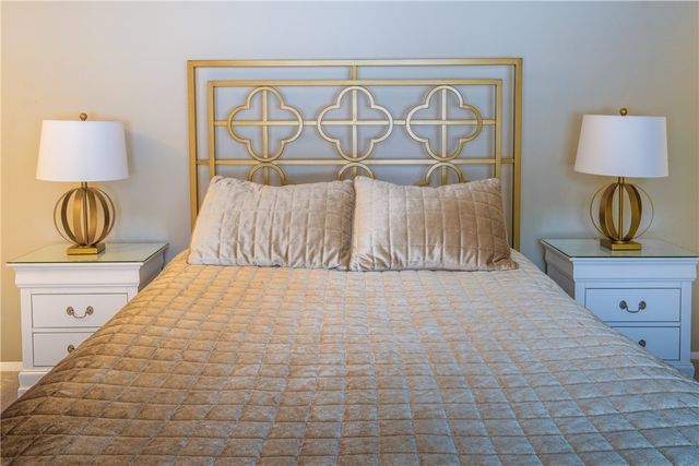 897 MacArthur Dr, Mt Lebanon, PA 15228