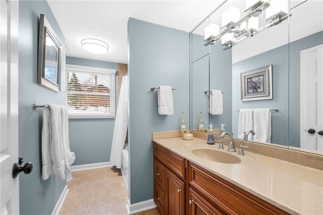 897 MacArthur Dr, Mt Lebanon, PA 15228