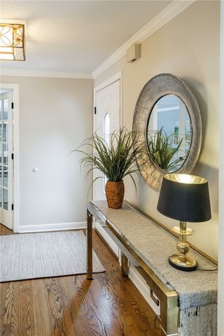 897 MacArthur Dr, Mt Lebanon, PA 15228