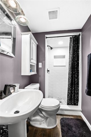 897 MacArthur Dr, Mt Lebanon, PA 15228