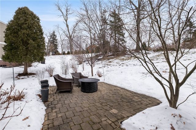 897 MacArthur Dr, Mt Lebanon, PA 15228