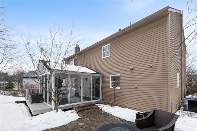 897 MacArthur Dr, Mt Lebanon, PA 15228