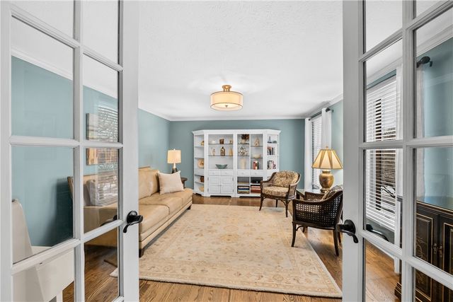 897 MacArthur Dr, Mt Lebanon, PA 15228