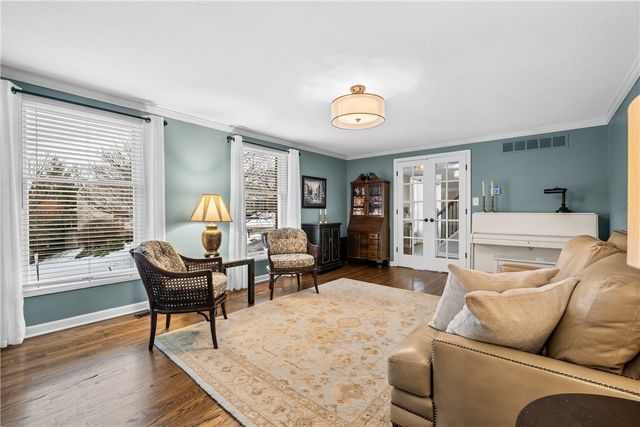 897 MacArthur Dr, Mt Lebanon, PA 15228